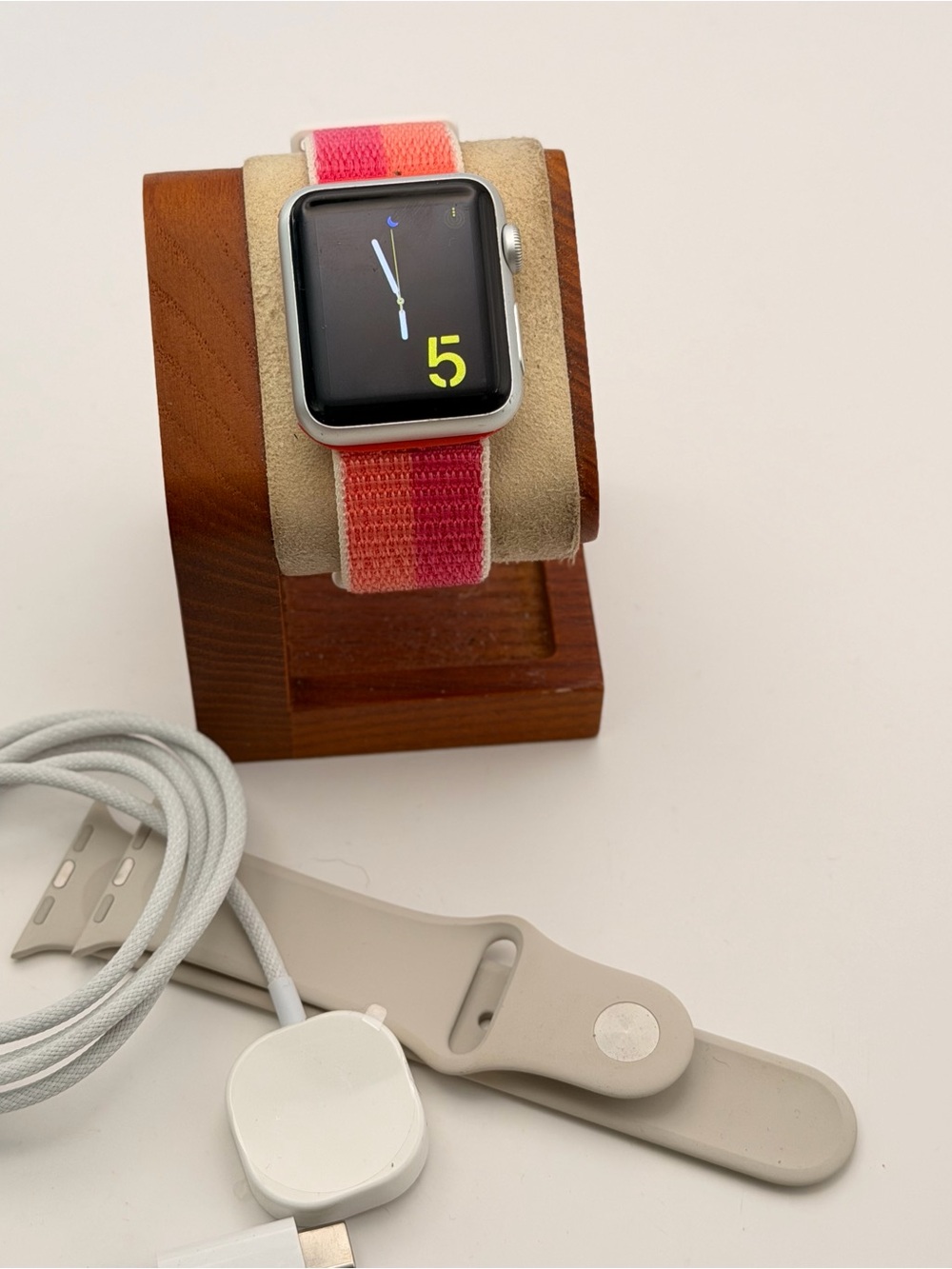 Apple Watch, 38mm, Silver Case, extra band, Charger Included, 7000 series, teste